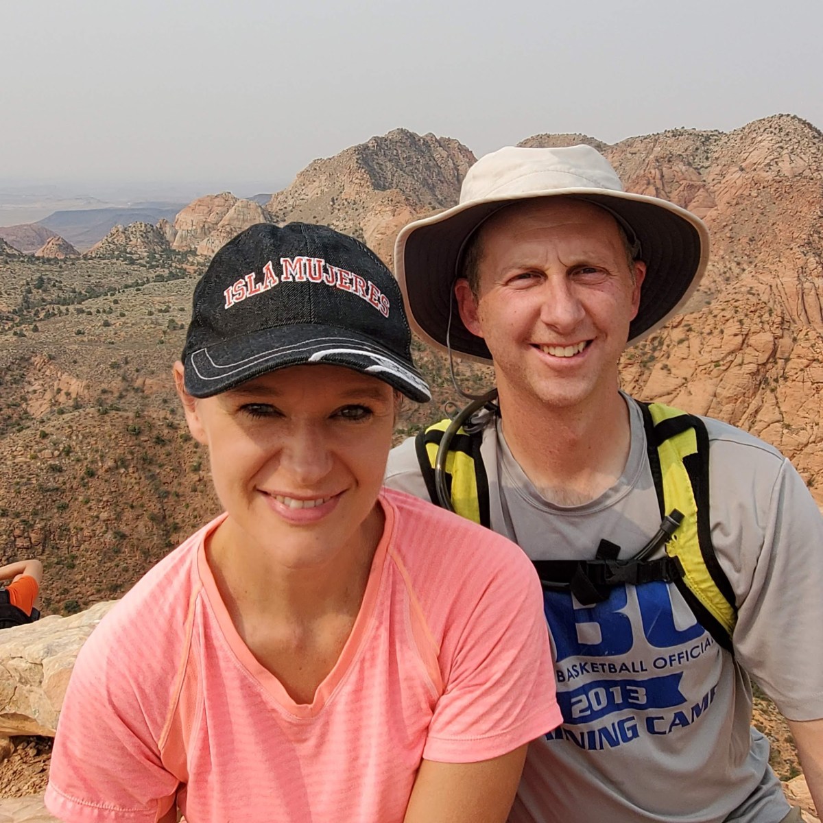 What to Wear Hiking in the Desert Heat (Real Tips from 90°+&nbsp;Hikes)