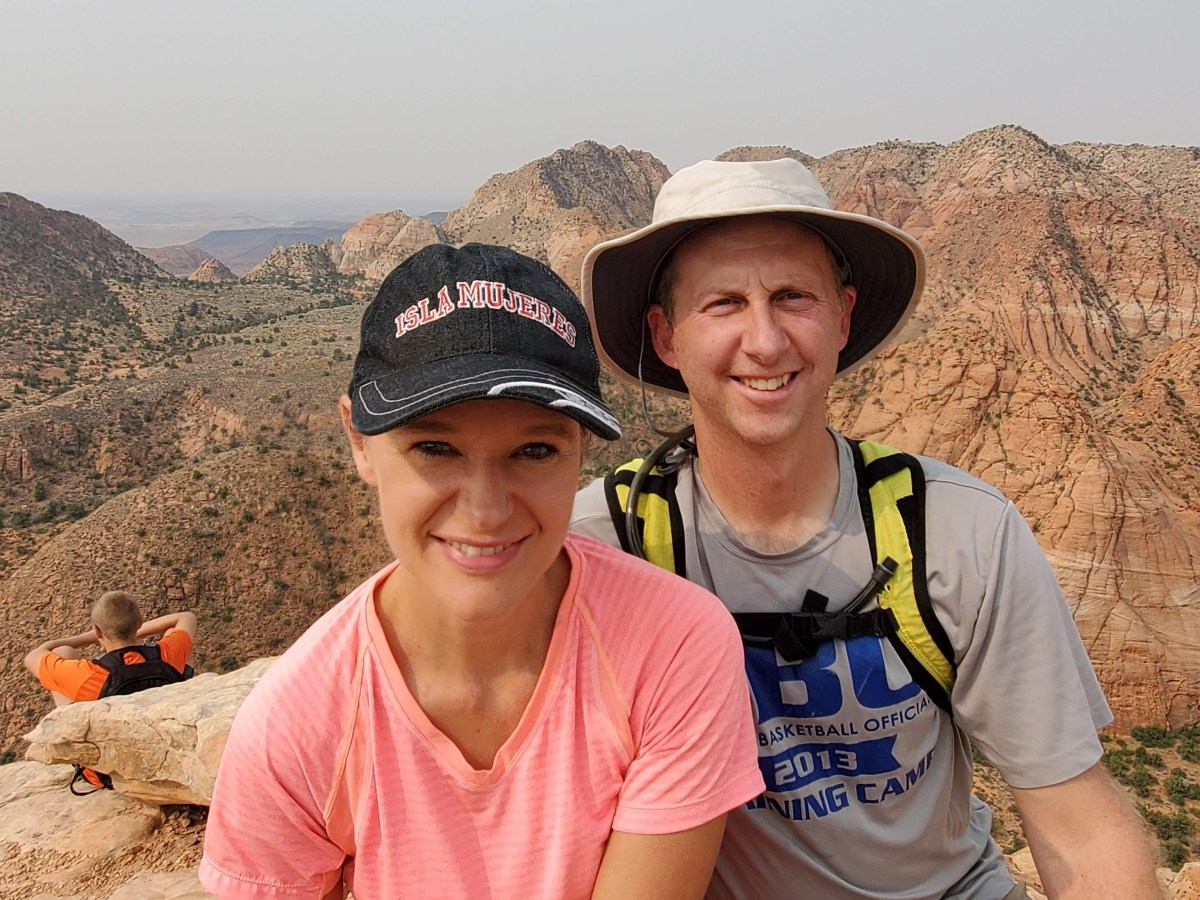 What to Wear Hiking in the Desert Heat (Real Tips from 90°+&nbsp;Hikes)